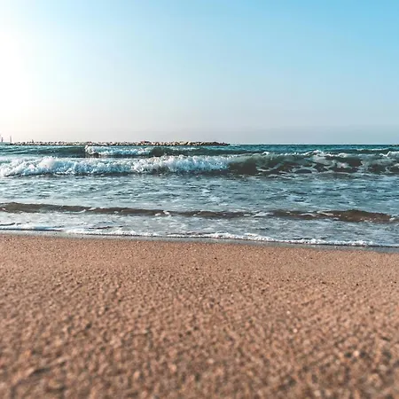 100 Sqm Terrace, Close To The Old Town & Shopping Area & Harbour شقة